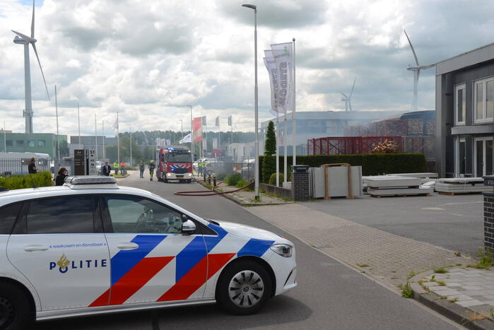 Uitslaande brand in gestapelde haardhout-boxen