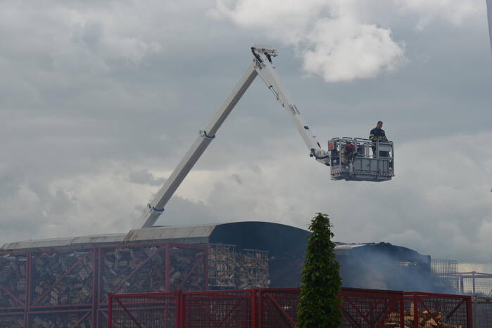 Uitslaande brand in gestapelde haardhout-boxen