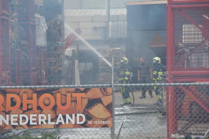 Uitslaande brand in gestapelde haardhout-boxen
