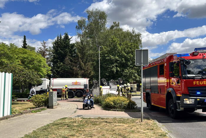 Aanhanger van vrachtwagen gekanteld