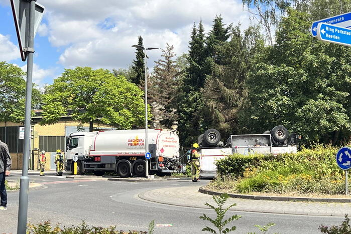 Aanhanger van vrachtwagen gekanteld