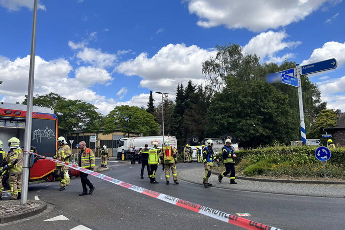 Aanhanger van vrachtwagen gekanteld