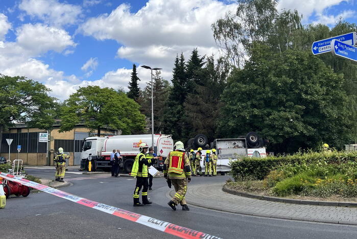 Aanhanger van vrachtwagen gekanteld