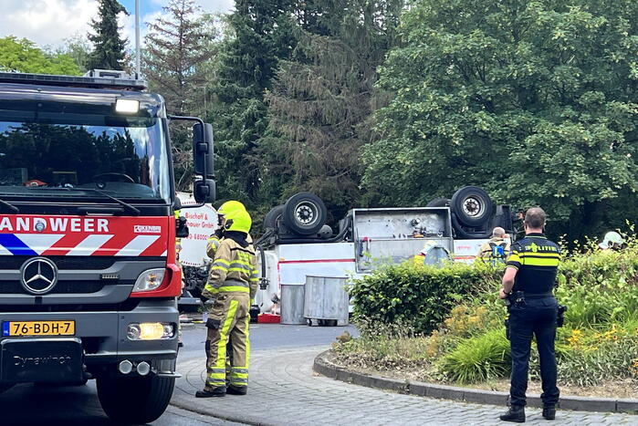 Aanhanger van vrachtwagen gekanteld