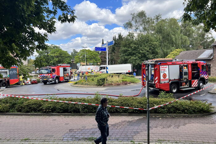 Aanhanger van vrachtwagen gekanteld