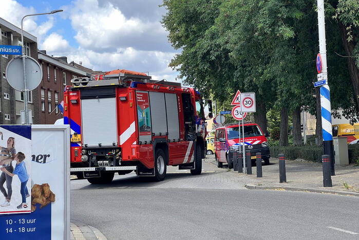 Brandweer doet onderzoek bij garageboxen van appartementencomplex