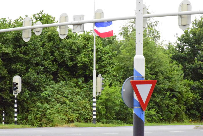 Omgekeerde vlaggen opgehangen door actievoerders