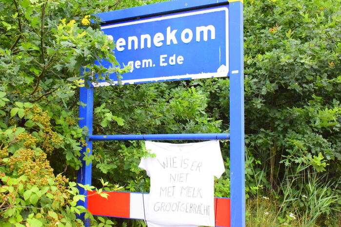 Omgekeerde vlaggen opgehangen door actievoerders