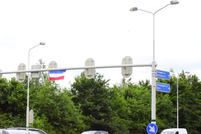 Omgekeerde vlaggen opgehangen door actievoerders