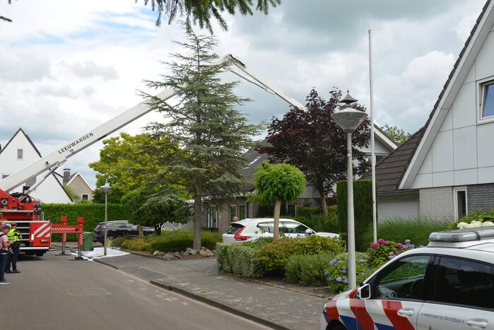 Brand in dak van woning