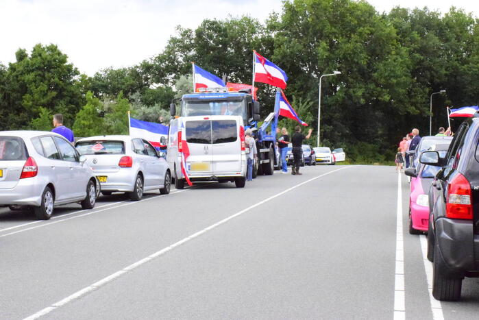 Broeren houden protest op viaduct