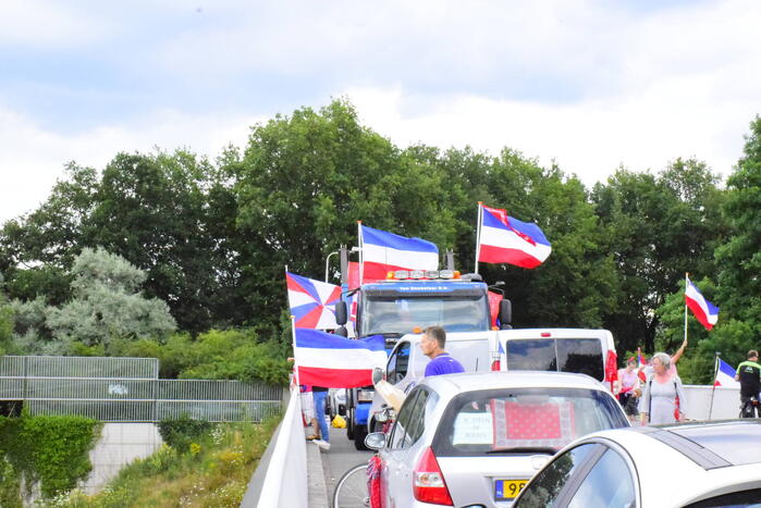 Broeren houden protest op viaduct