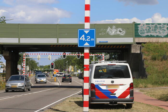 Spoorbrug beschadigd na aanrijding