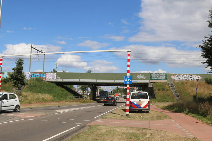 Spoorbrug beschadigd na aanrijding