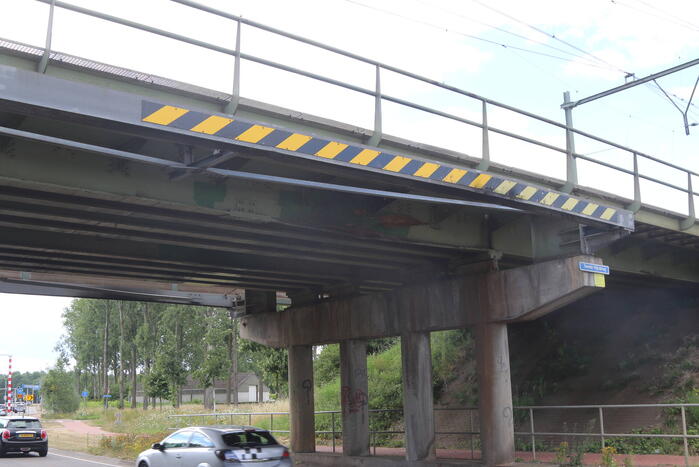 Spoorbrug beschadigd na aanrijding