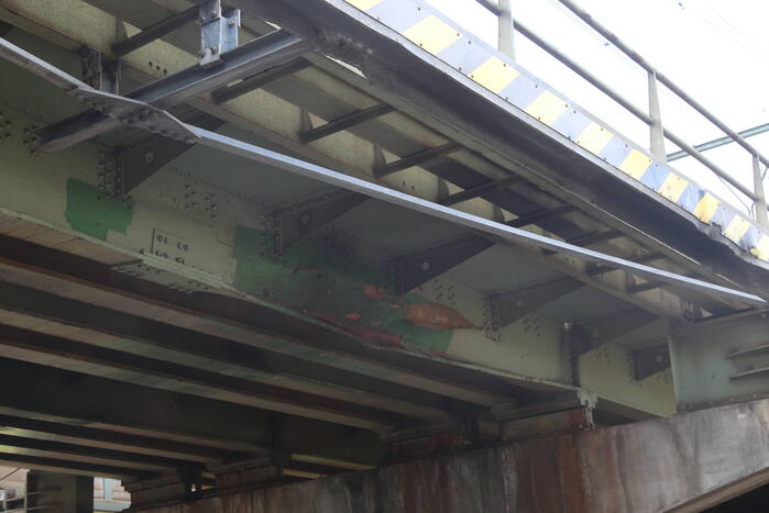 Spoorbrug beschadigd na aanrijding