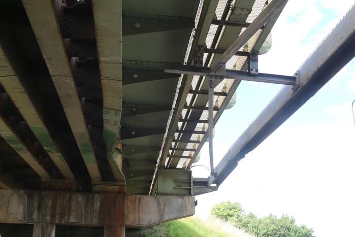 Spoorbrug beschadigd na aanrijding