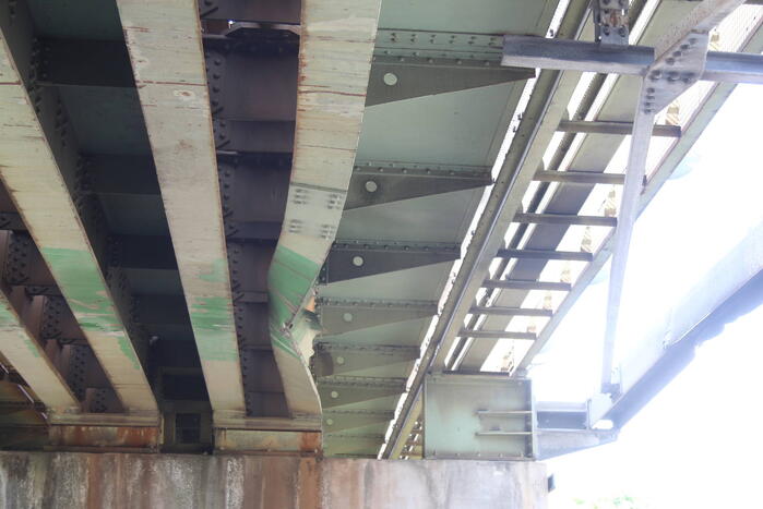 Spoorbrug beschadigd na aanrijding