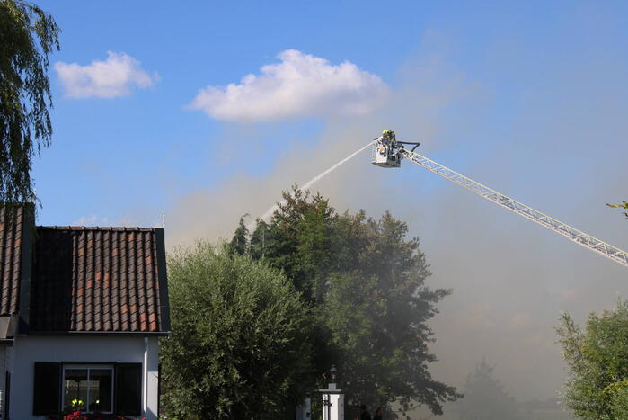 Schuur en camper verwoest vanwege brand