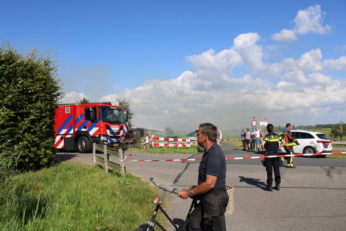 Schuur en camper verwoest vanwege brand