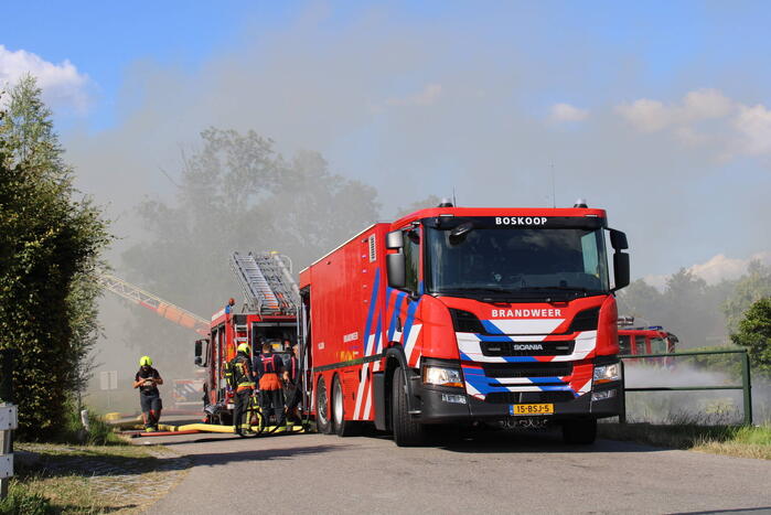 Schuur en camper verwoest vanwege brand