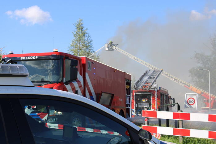 Schuur en camper verwoest vanwege brand