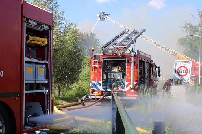 Schuur en camper verwoest vanwege brand