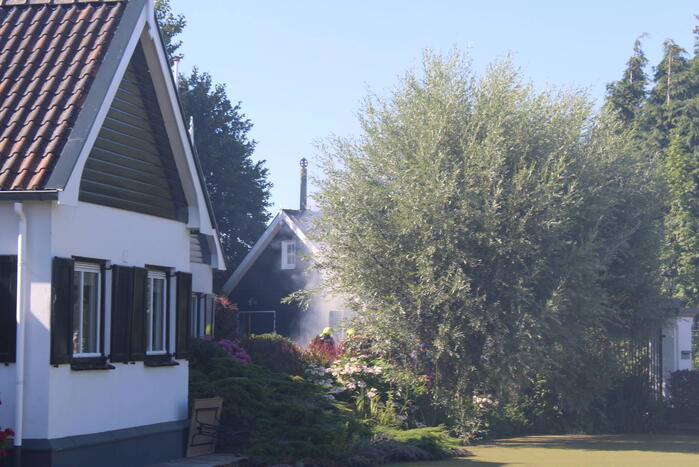Schuur en camper verwoest vanwege brand