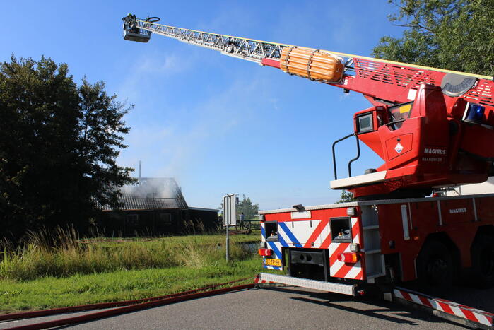 Schuur en camper verwoest vanwege brand