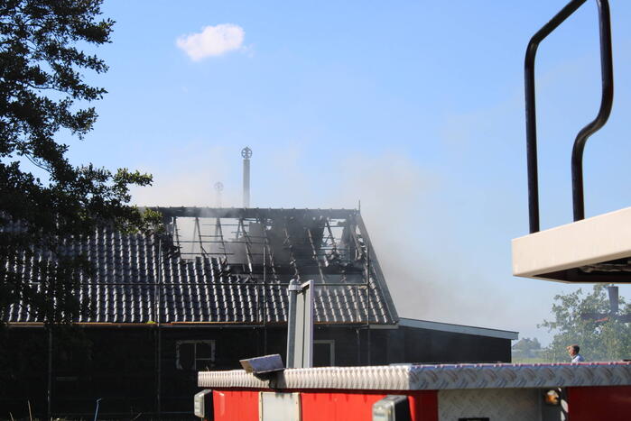 Schuur en camper verwoest vanwege brand