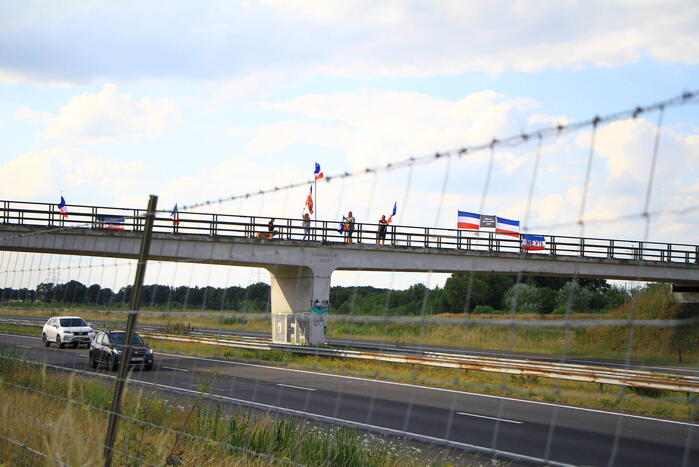 Actievoerders met omgekeerde vlaggen op viaduct van A2