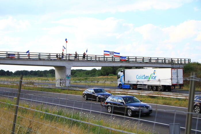 Actievoerders met omgekeerde vlaggen op viaduct van A2