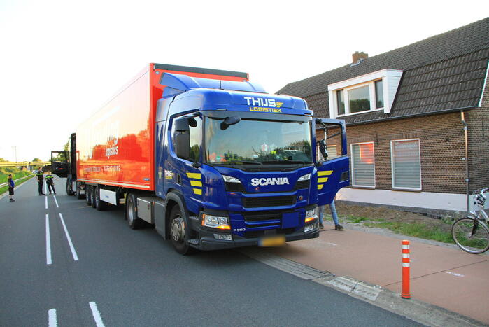 Vrachtwagen in botsing voor tunnel