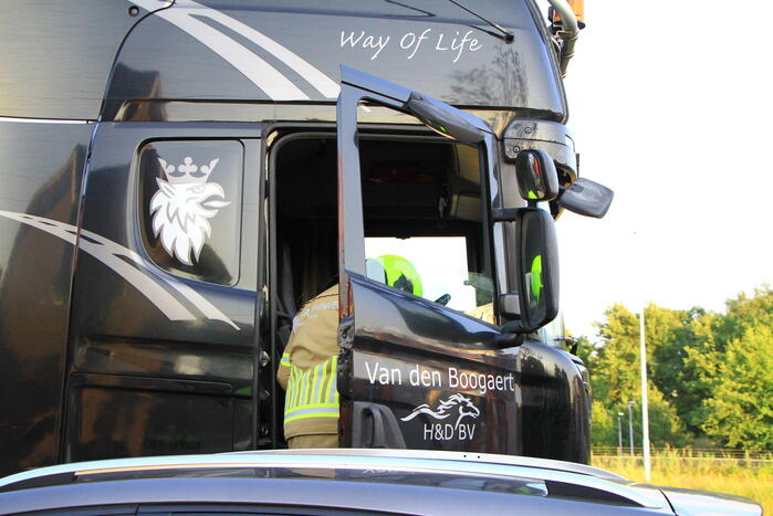 Vrachtwagen in botsing voor tunnel