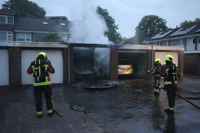 Flinke brand in meerdere garageboxen