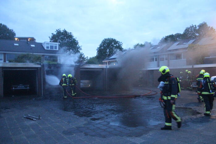 Flinke brand in meerdere garageboxen