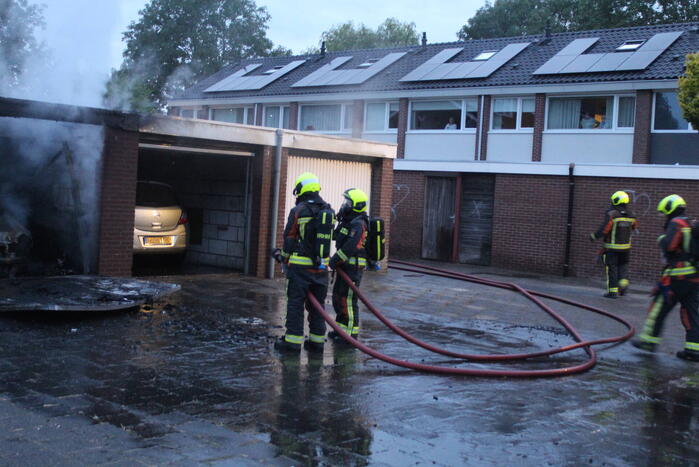 Flinke brand in meerdere garageboxen