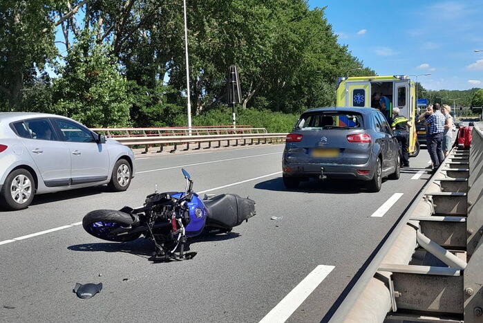 Motorrijder gewond bij botsing met auto