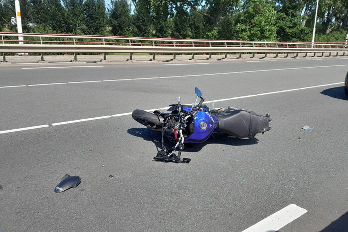 Motorrijder gewond bij botsing met auto