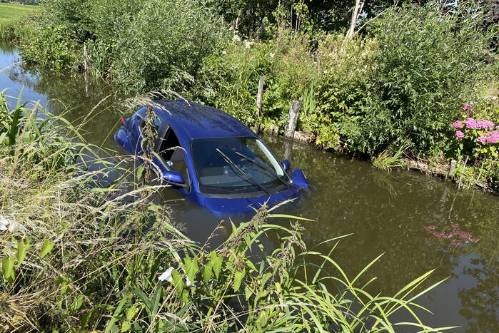 Automobilist raakt met auto van de weg en belandt in sloot