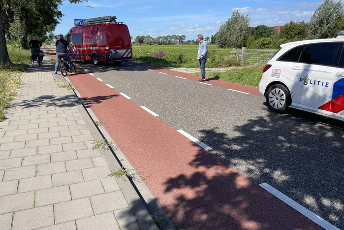 Automobilist raakt met auto van de weg en belandt in sloot