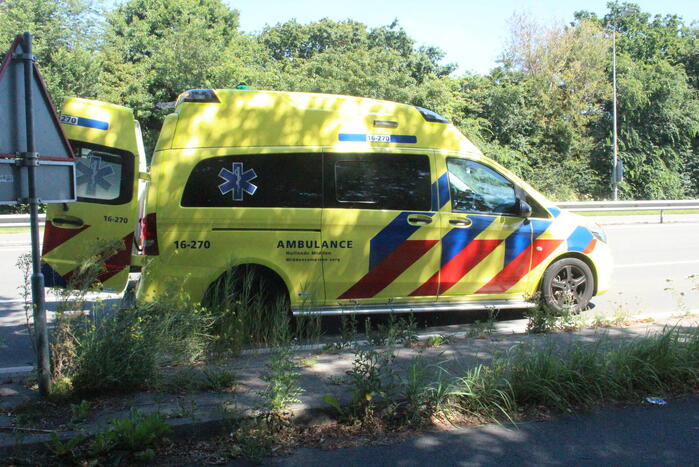 Vrouw onwel in personenauto