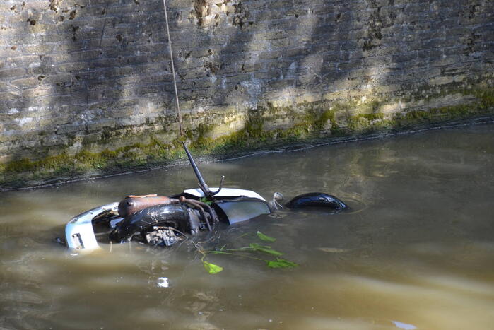 Brandweer haalt te water geraakte scooter uit gracht
