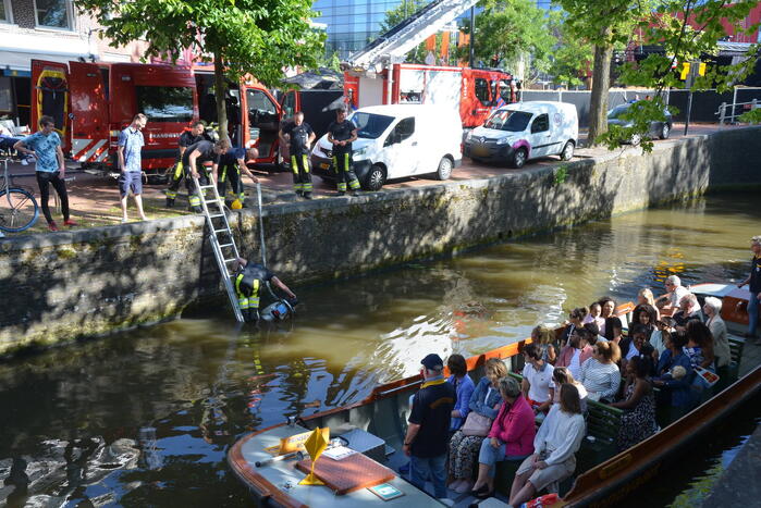 Brandweer haalt te water geraakte scooter uit gracht