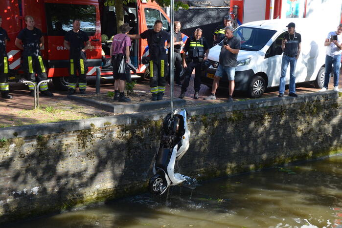 Brandweer haalt te water geraakte scooter uit gracht