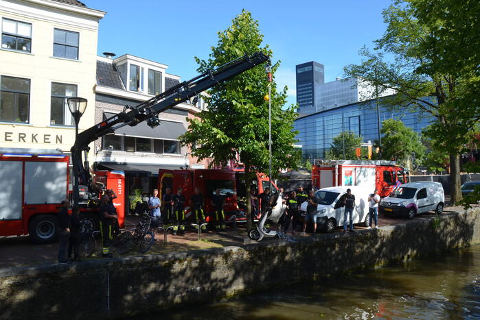 Brandweer haalt te water geraakte scooter uit gracht