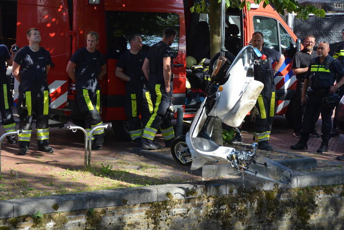 Brandweer haalt te water geraakte scooter uit gracht