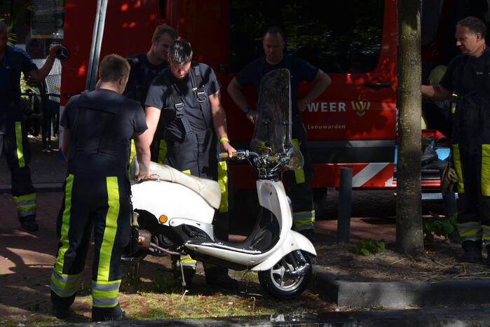Brandweer haalt te water geraakte scooter uit gracht