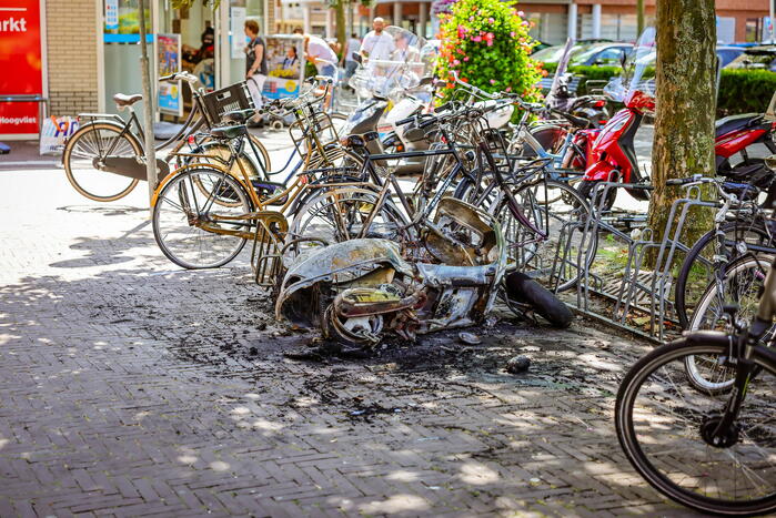 Scooter in fietsenstalling gaat in vlammen op