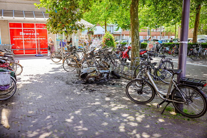 Scooter in fietsenstalling gaat in vlammen op